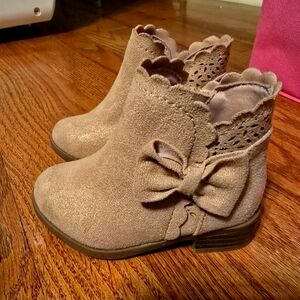 Toddler Girls Camel Boots with bow sz 5